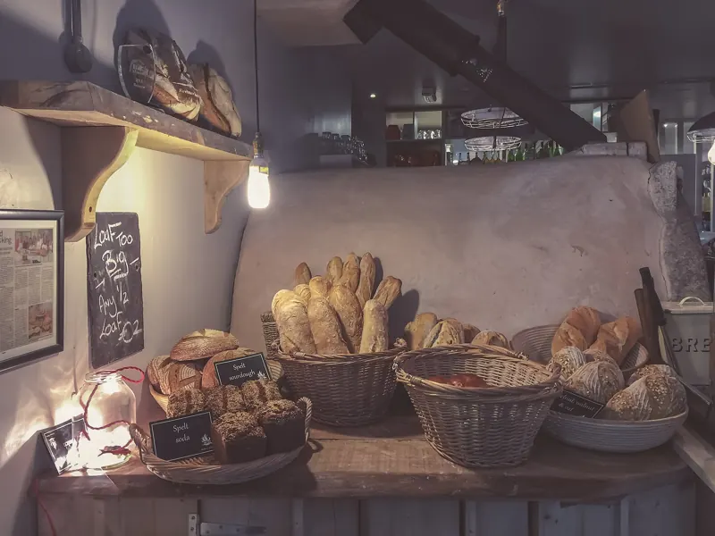 Frisch gebackene Brotlaibe in Körben in einer Backstube