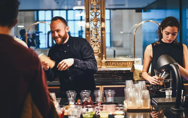 Barkeeper mixen Cocktails an einer Bar