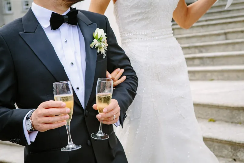 Hochzeitspaar stößt mit Sektgläsern an