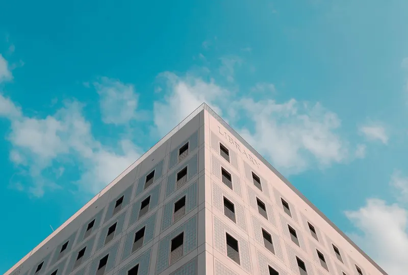 Fassade der Stadtbibliothek Stuttgart vor blauem Himmel